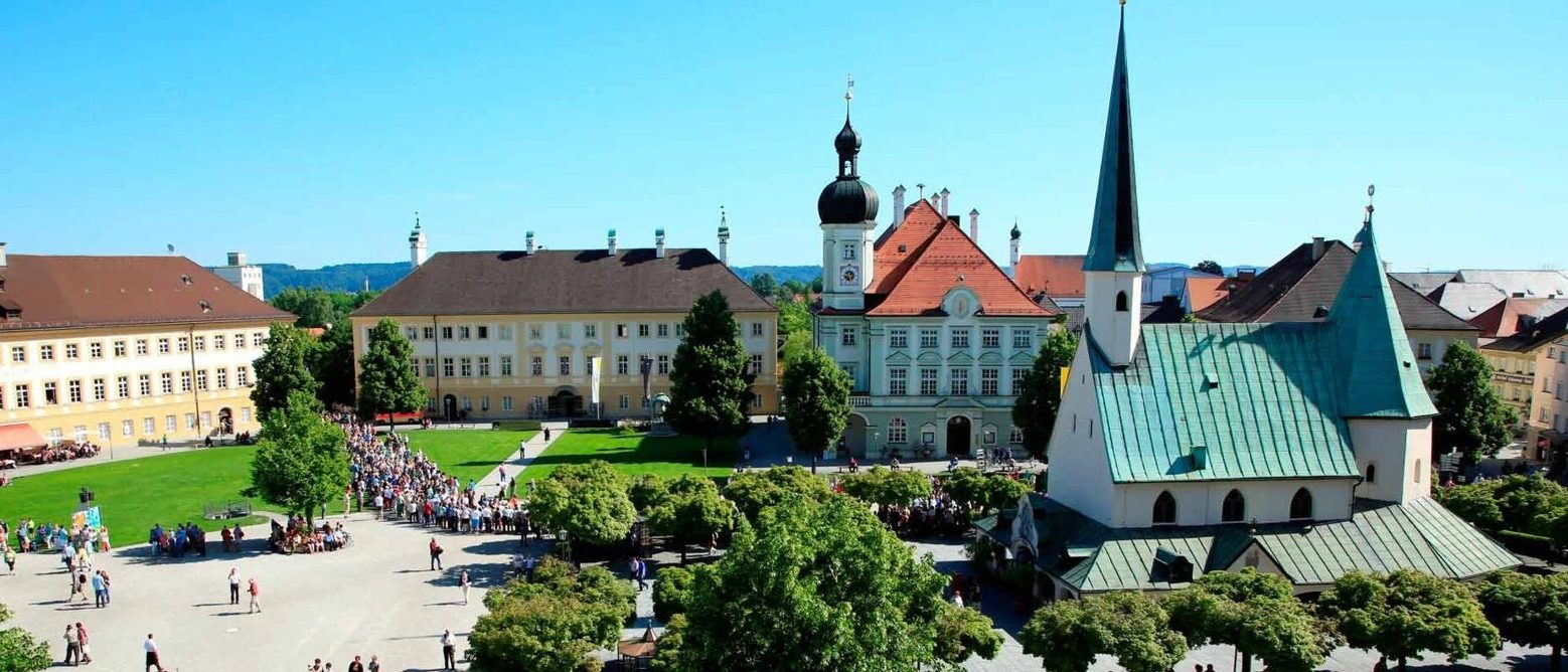 Pilgereinzug auf dem Kapellplatz in Altötting (Foto: H. Heine)