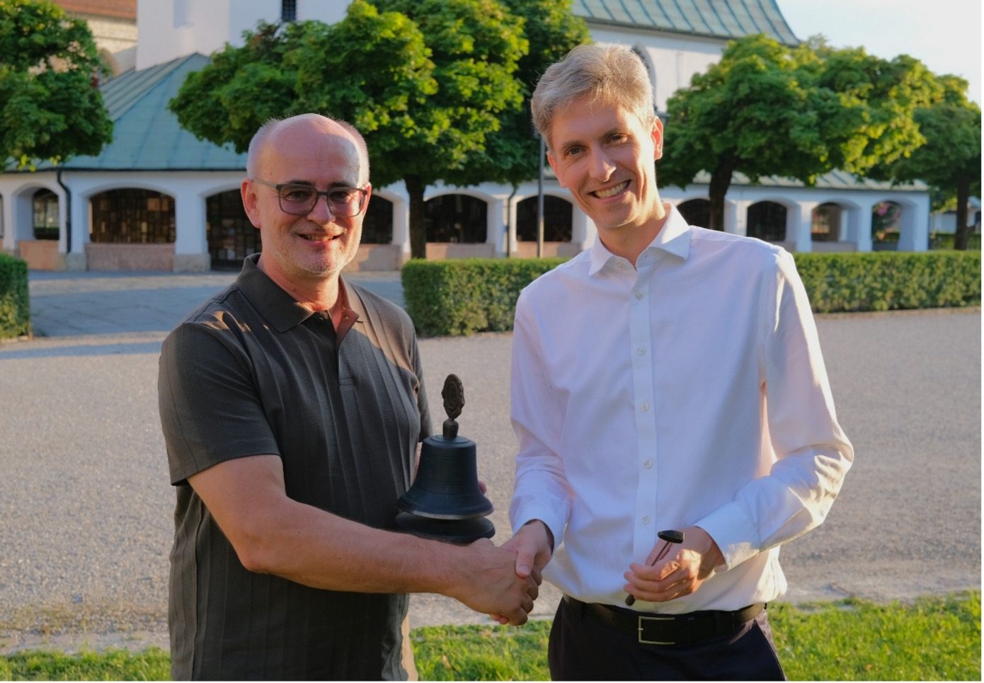 Foto zum Beitrag: Prof. Bäumer läutet die Lions-Glocke